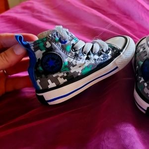 🌟 Toddlers sz 5 Converse Velcro Adjustable Width Lace-Up Sneakers